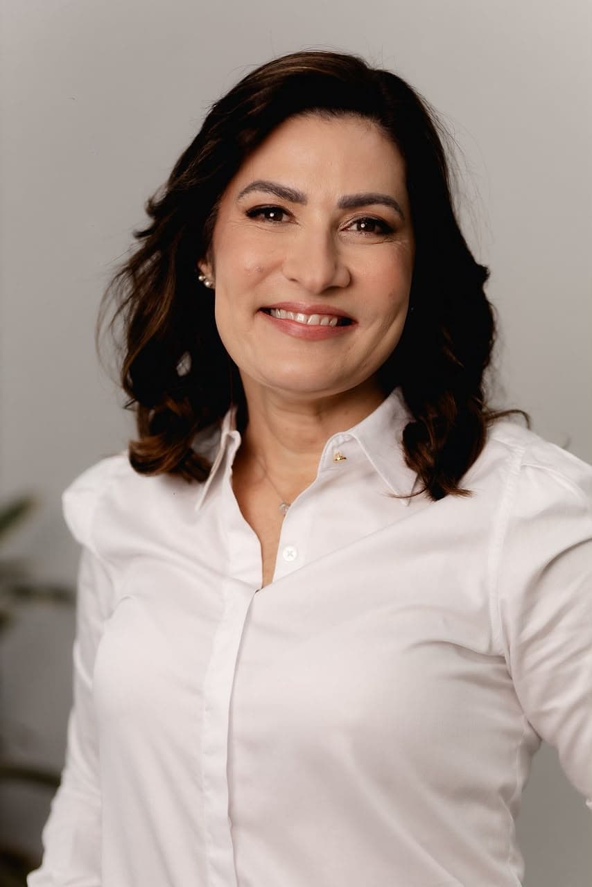 Luciana Estruque, psicóloga clínica e mentora, em retrato com camisa branca